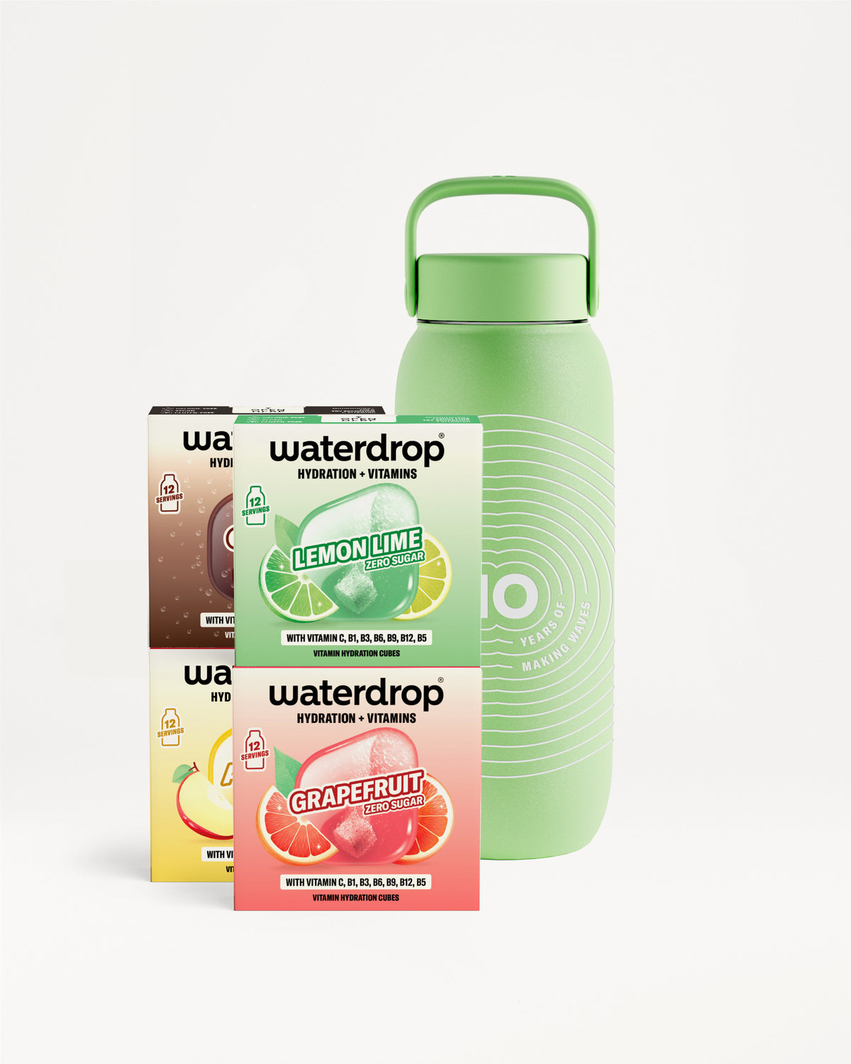 Trzy opakowania Waterdrop obok wysokiej zielonej butelki wielorazowego użytku z uchwytem.