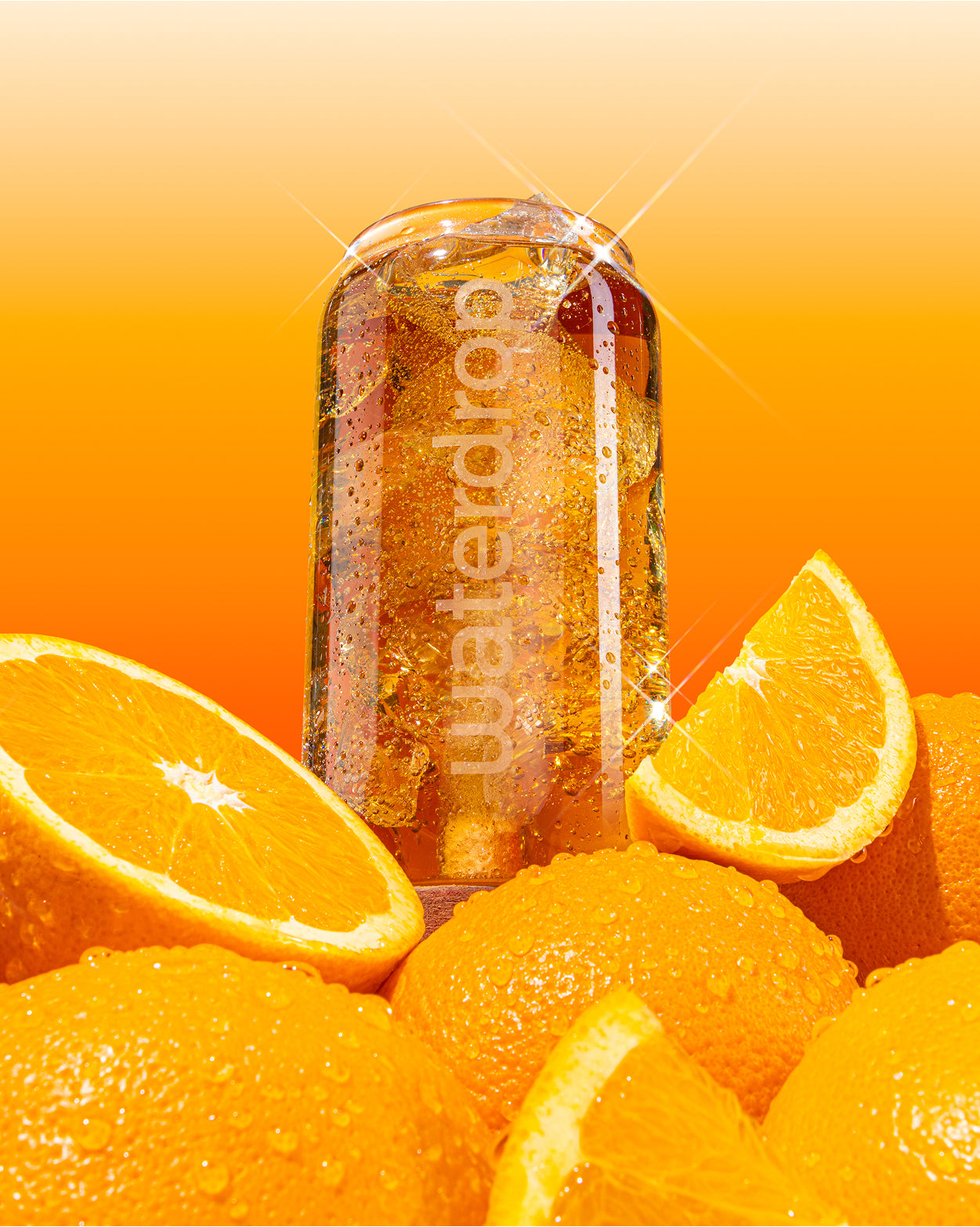 Napój COLA ORANGE w szklance marki waterdrop® ze świeżymi pomarańczami.