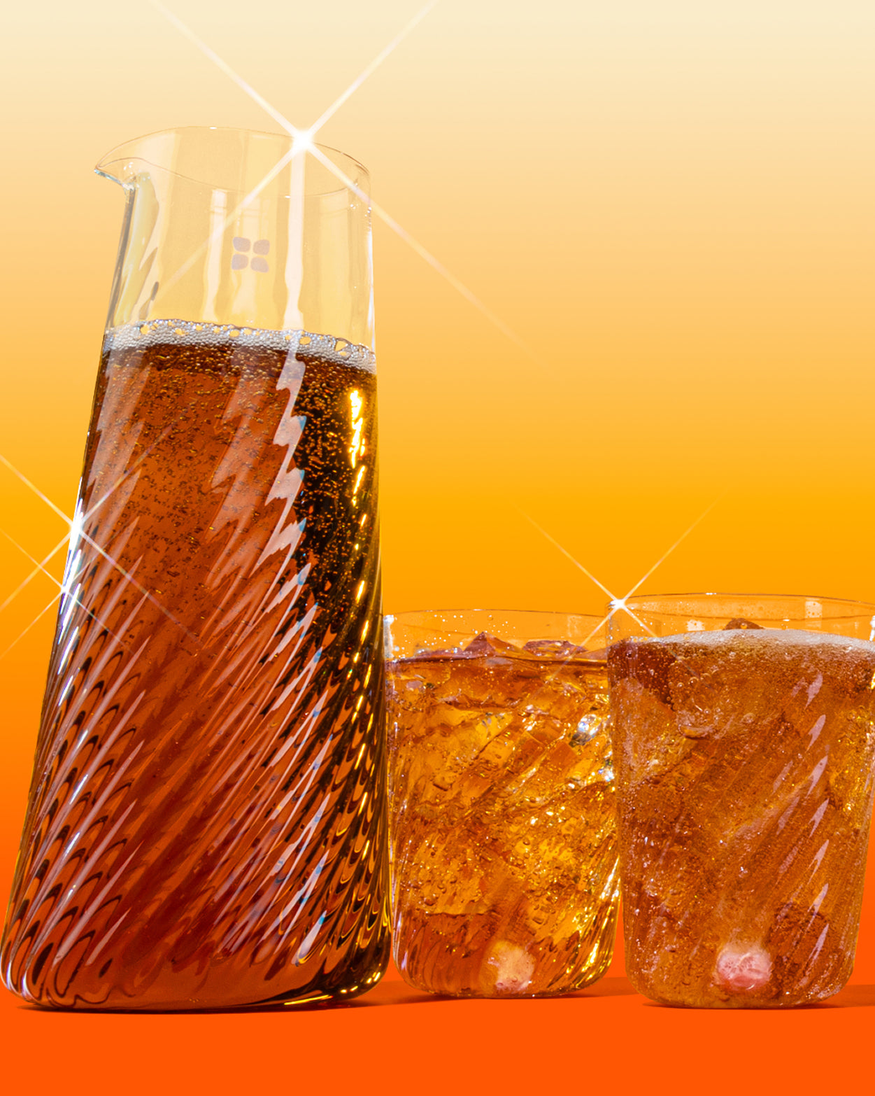 Zestaw z Ryflowaną Karafką z gazowanym napojem w eleganckiej szklance.