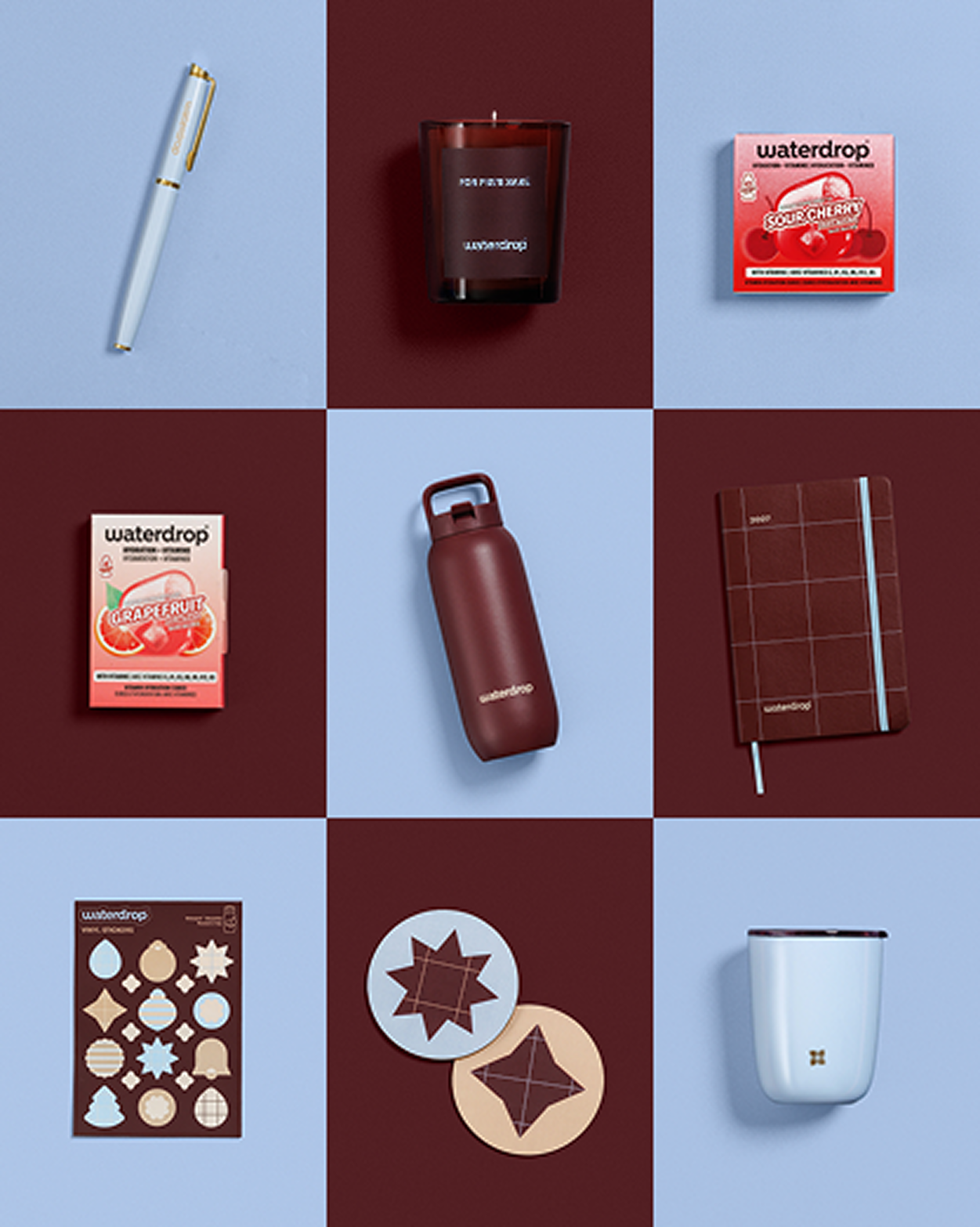 Siatka dziewięciu elementów z produktami lifestyle: długopis, butelka w kolorze burgund, czerwone pudełka, notes w kratkę, wykrawacze do ciastek, kształty gwiazdek i jasnoniebieski kubek.