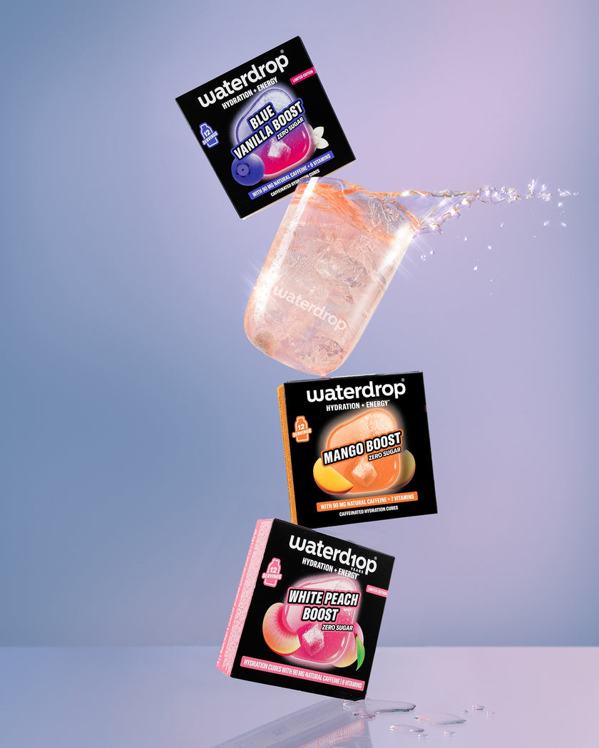 Paczki Waterdrop Boost unoszą się w powietrzu nad niebieskim gradientem.