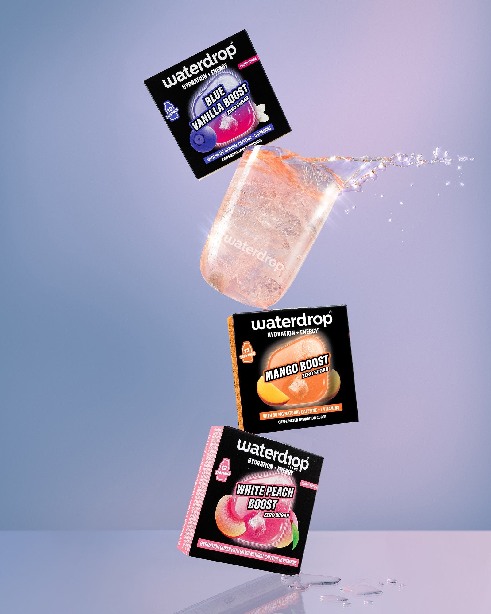 Paczki Waterdrop Boost unoszą się w powietrzu nad niebieskim gradientem.