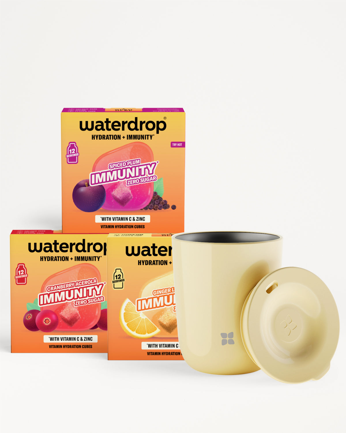 Trzy pomarańczowe pudełka i beżowy kubek z pokrywką stoją obok siebie.