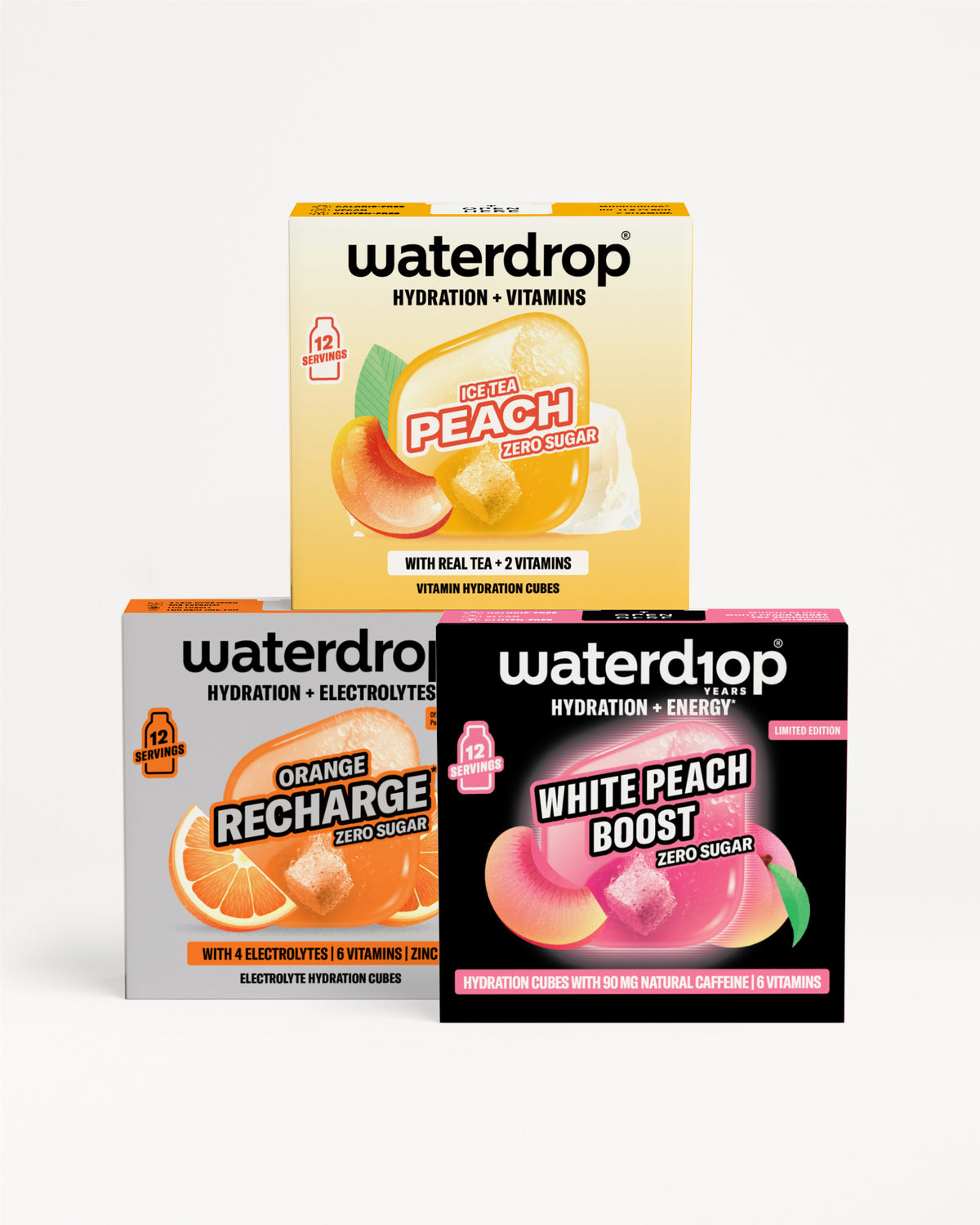 Trzy pudełka Waterdrop na nawodnienie i witaminy o smakach brzoskwinia, Orange Recharge i White Peach Boost, ułożone na białym tle.